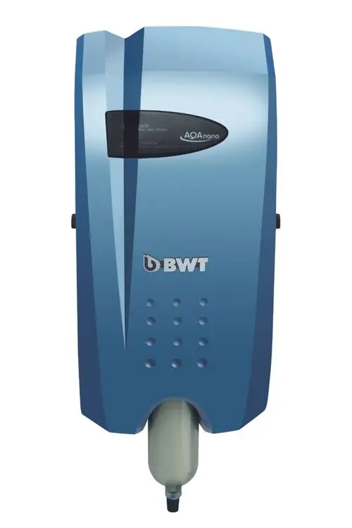 Wasserenthärter in blauer Gehäusefarbe von BWT mit Anzeige für Strom und Betriebsstatus, ausgestattet mit einem Auslass für die Wasserzufuhr.
